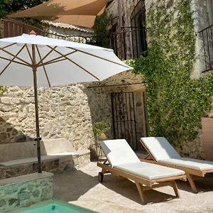 https://les-vieux-murs.fr-provencehotel.com